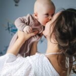 8 najlepších polôh na otehotnenie: zvýšte svoje šance na počatie žena drži svojé miminko