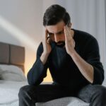 Veľký penis: Mýty, realita a ako správne zmerať penis muz-sedi-na-posteli