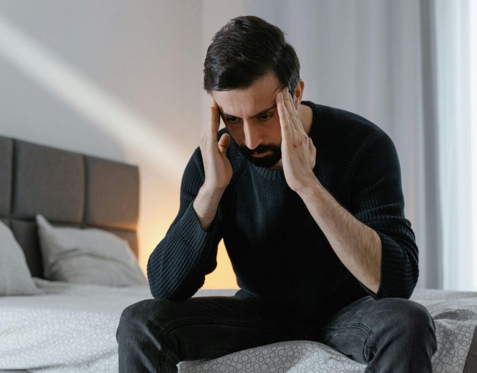 Veľký penis: Mýty, realita a ako správne zmerať penis muz-sedi-na-posteli